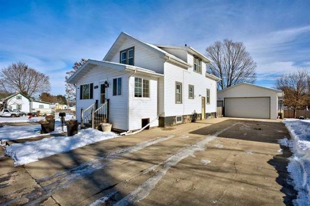 1402 S  Pearl St, New London, WI 54961