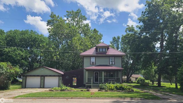 306 Market St, Eddyville, IA 52553