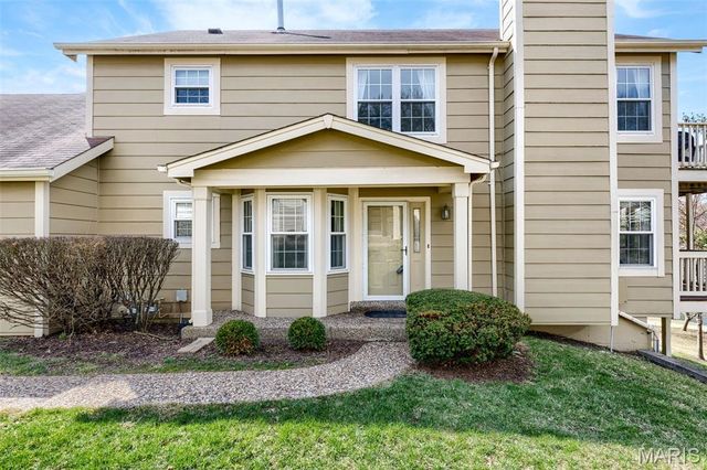3126 Autumn Trace Dr, Maryland Heights, MO 63043