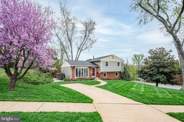 5939 Craft Rd, Alexandria, VA 22310