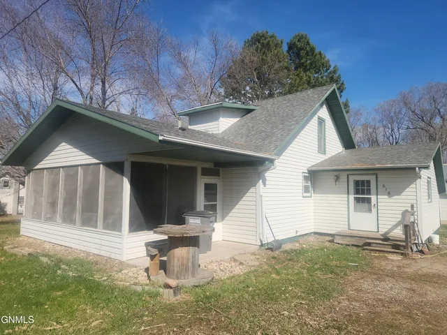 616 1st Ave NE, Streeter, ND 58483