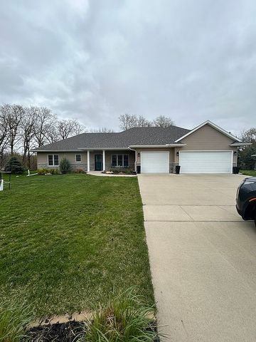 1008 Tanglewood Dr, Manchester, IA 52057