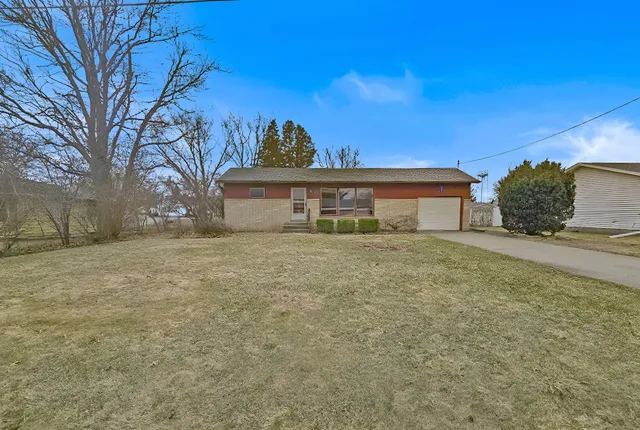 302 Garrett St, Sherrard, IL 61281