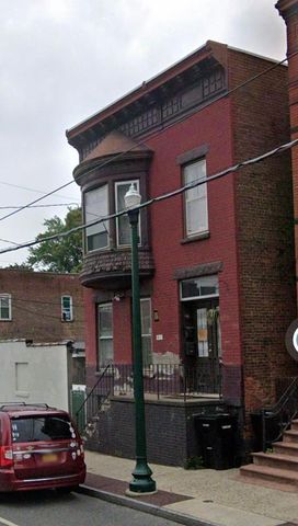 542 1st St #2, Troy, NY 12180