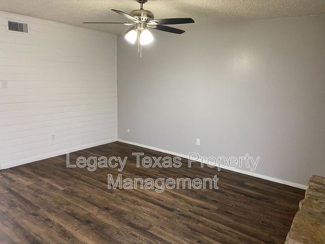 1604 Sun Valley Dr #B, Cleburne, TX 76033