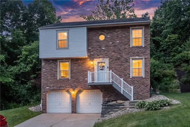 121 Shelbourne Dr, Coraopolis, PA 15108