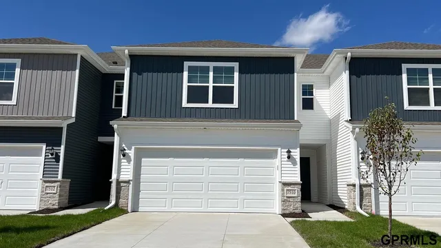 8908 N  166th St, Bennington, NE 68007