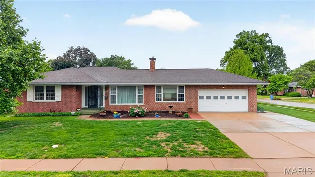 350 W  Saint Anthony Ln, Florissant, MO 63031