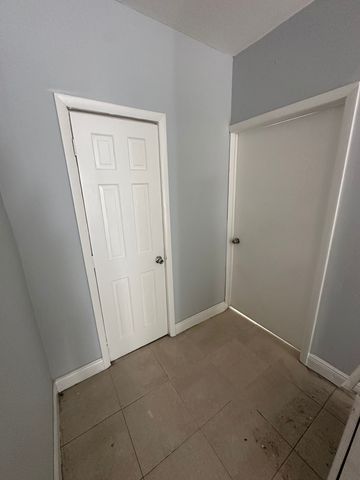 1151 NW 6th St #1, Miami, FL 33136