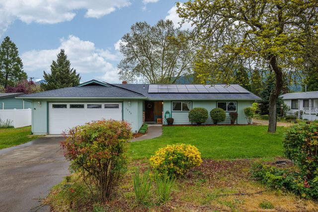1735 Parkdale Dr, Grants Pass, OR 97527