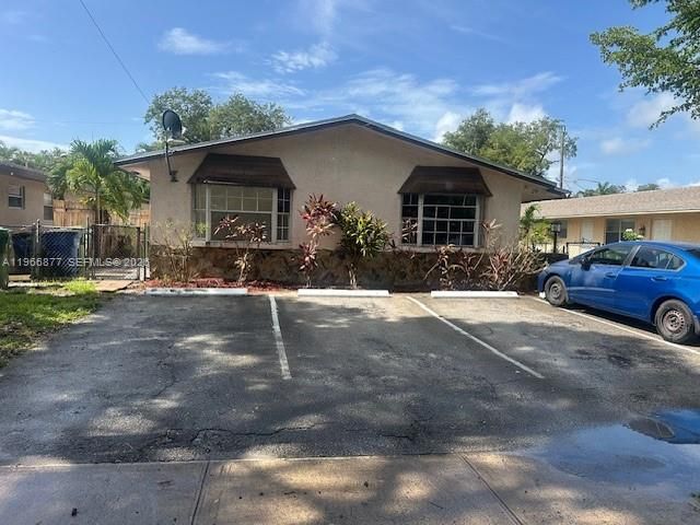 31 SW 8th Ct #1-2, Hallandale, FL 33009