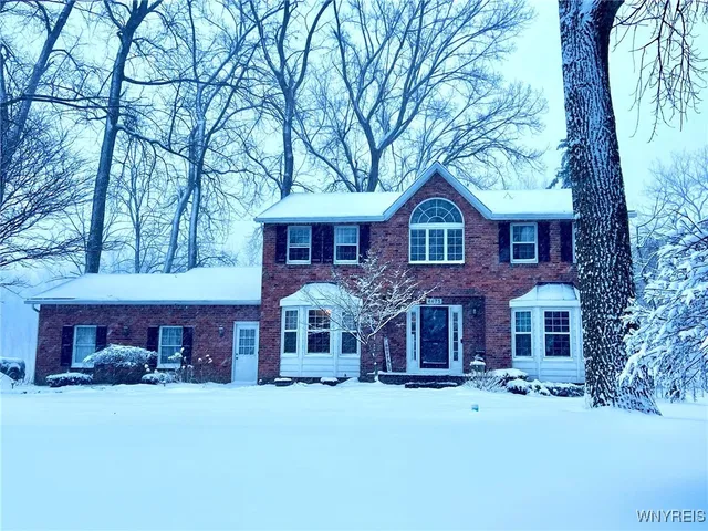 4675 Oakwood Ln, Clarence, NY 14031