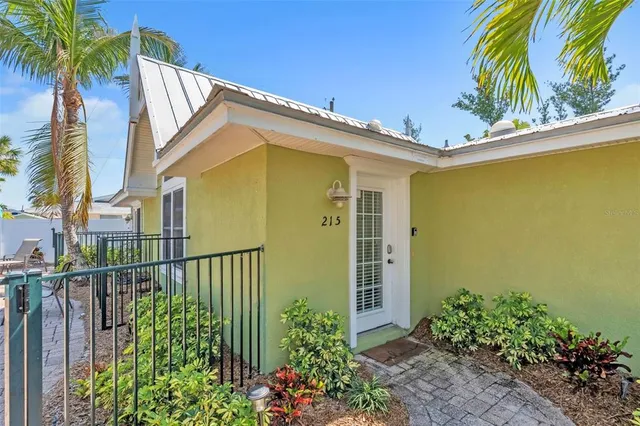 215 67th St #6, Bradenton Beach, FL 34217