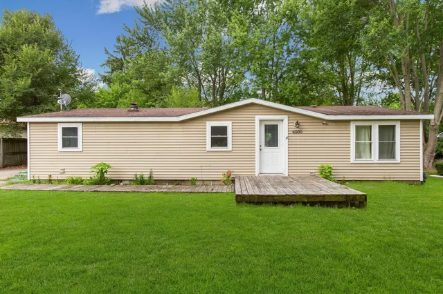 4500 Wil O Paw Dr, Coloma, MI 49038