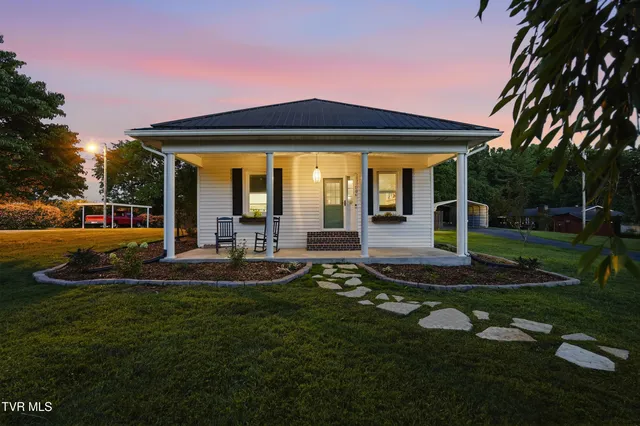 706 Hiwassee Hill Dr, Johnson City, TN 37601