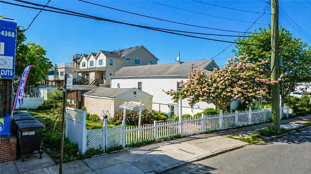 637 Oceanside Ave, Staten Island, NY 10305