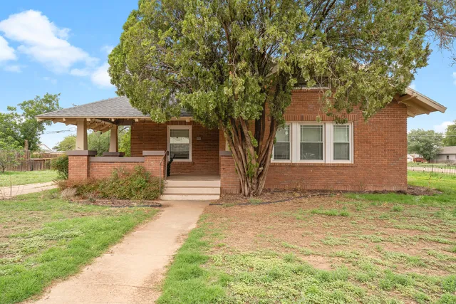 500 W  Garza St, Slaton, TX 79364