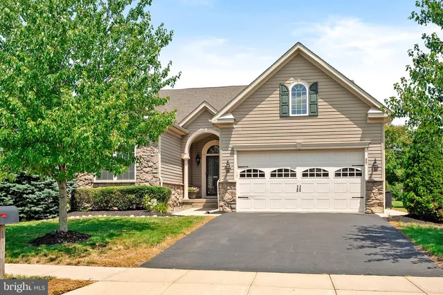 27 Applegate Dr, Florence, NJ 08518