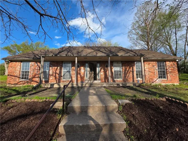 4811 NW Waukomis Dr, Northmoor, MO 64151