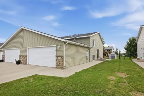 5270 49th Ave S, Fargo, ND 58104