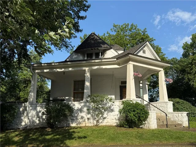 1027 N  4th St, Atchison, KS 66002