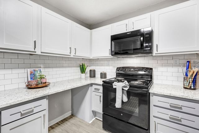 7808 Andover Woods Dr #202, Charlotte, NC 28210