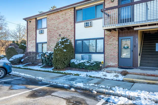 423 Cricket Ln, Woodbridge, NJ 07095