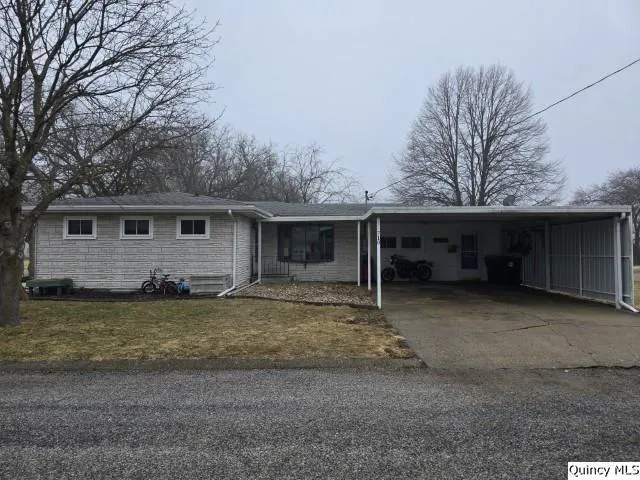 710 Country Ln, Carthage, IL 62321
