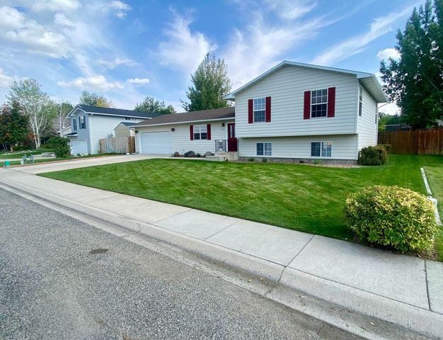 1020 River View Dr, Cody, WY 82414