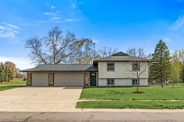 7020 Upper 139th St W, Apple Valley, MN 55124