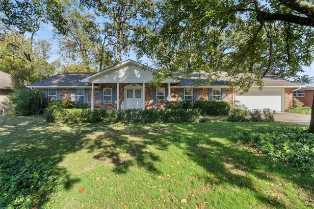 905 W  Elgin St, Siloam Springs, AR 72761