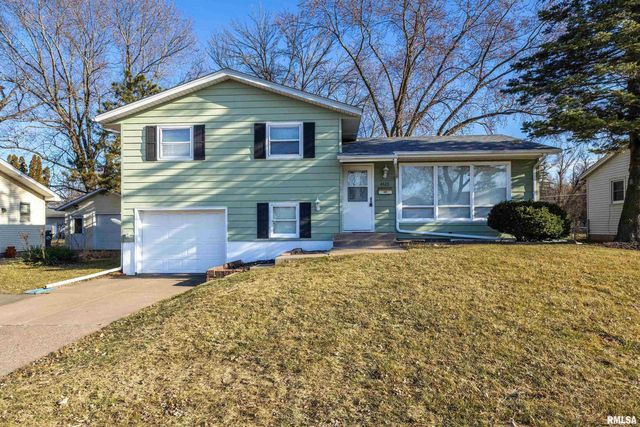 2423 Holly Dr, Bettendorf, IA 52722