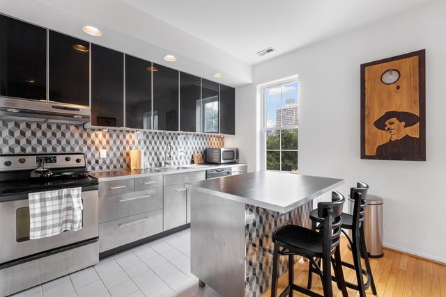 2103 Green St #3F, Philadelphia, PA 19130