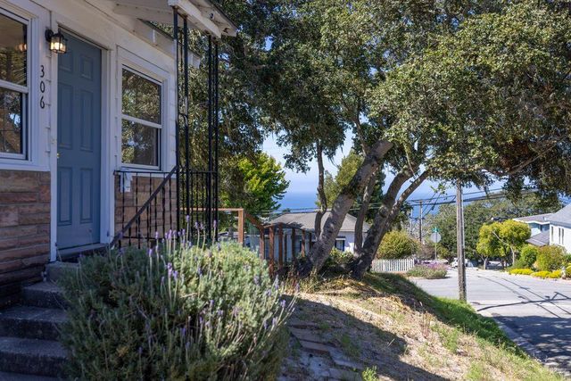 306 9th St, Pacific Grove, CA 93950