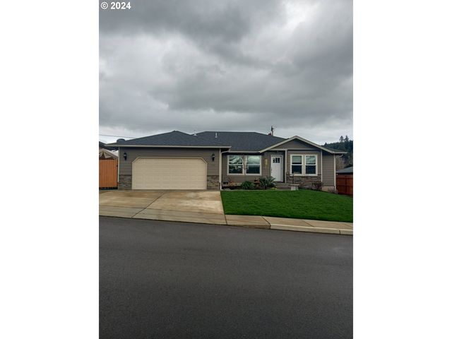 195 Addison Ave, Sutherlin, OR 97479