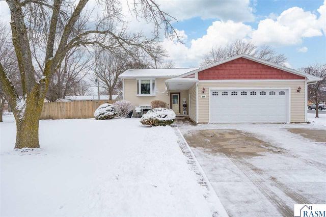 250 Cliff Dr, North Mankato, MN 56003