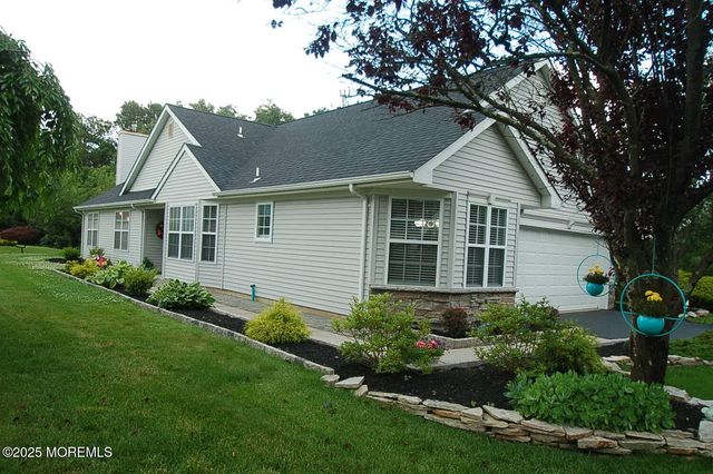 29 Strawberry Lane, Lakewood, NJ 08701