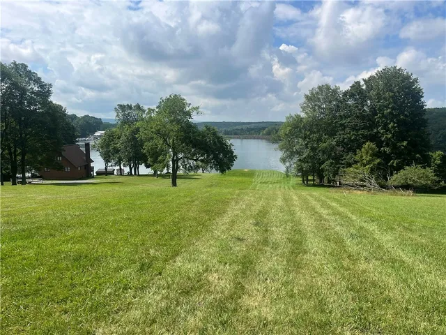 1395 Peninsula Dr, Central City, PA 15926