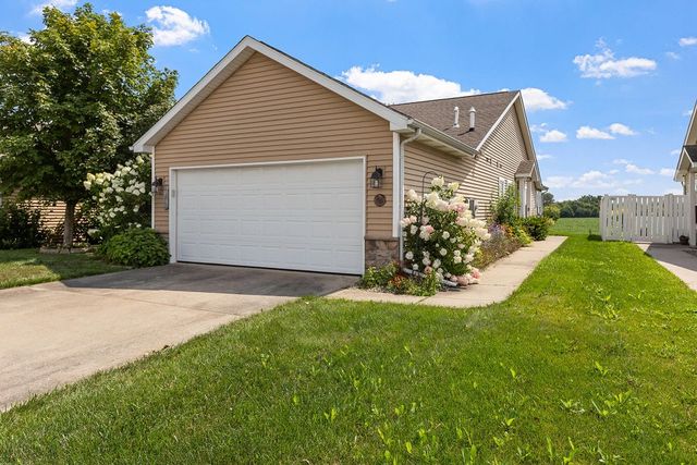 10557 Maine Dr, Crown Point, IN 46307