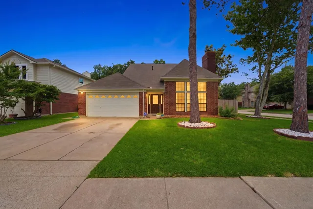 1402 Thornwood Ln, Houston, TX 77062