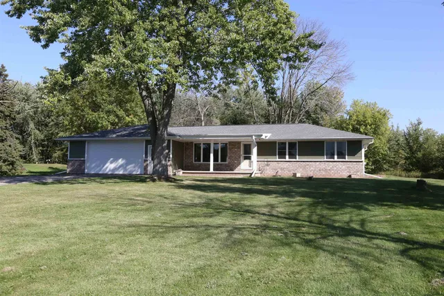 N2382 Maloney Rd, Kaukauna, WI 54130