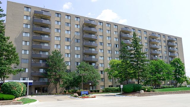 23300 Providence Dr #811, Southfield, MI 48075