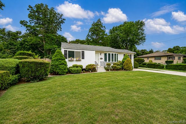 1614 N Gardiner Drive, Bay Shore, NY 11706
