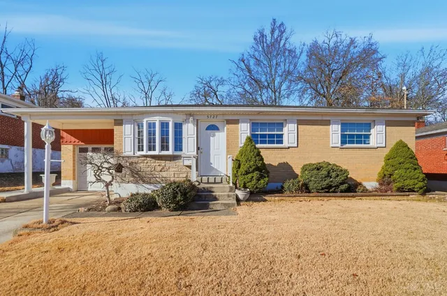5727 Kroegermount Dr, Cincinnati, OH 45239