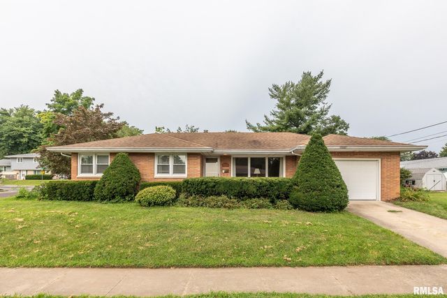 1101 Earl St, Pekin, IL 61554