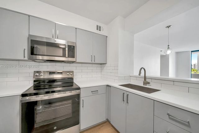 501 SW 1st St #502, Miami, FL 33130
