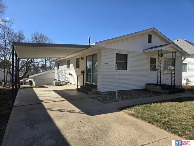 1227 F St, Fairbury, NE 68352