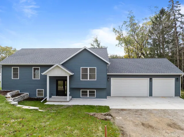 W3813 Magnolia DRIVE, Lake Geneva, WI 53147