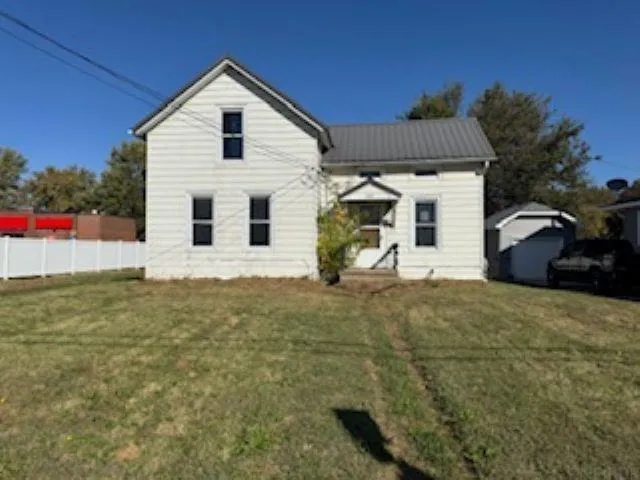 808 1st St W, Independence, IA 50644