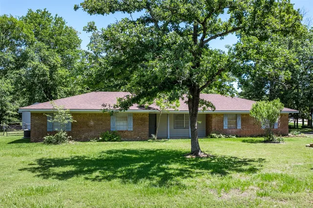 1 Oakridge Cir, Malakoff, TX 75148